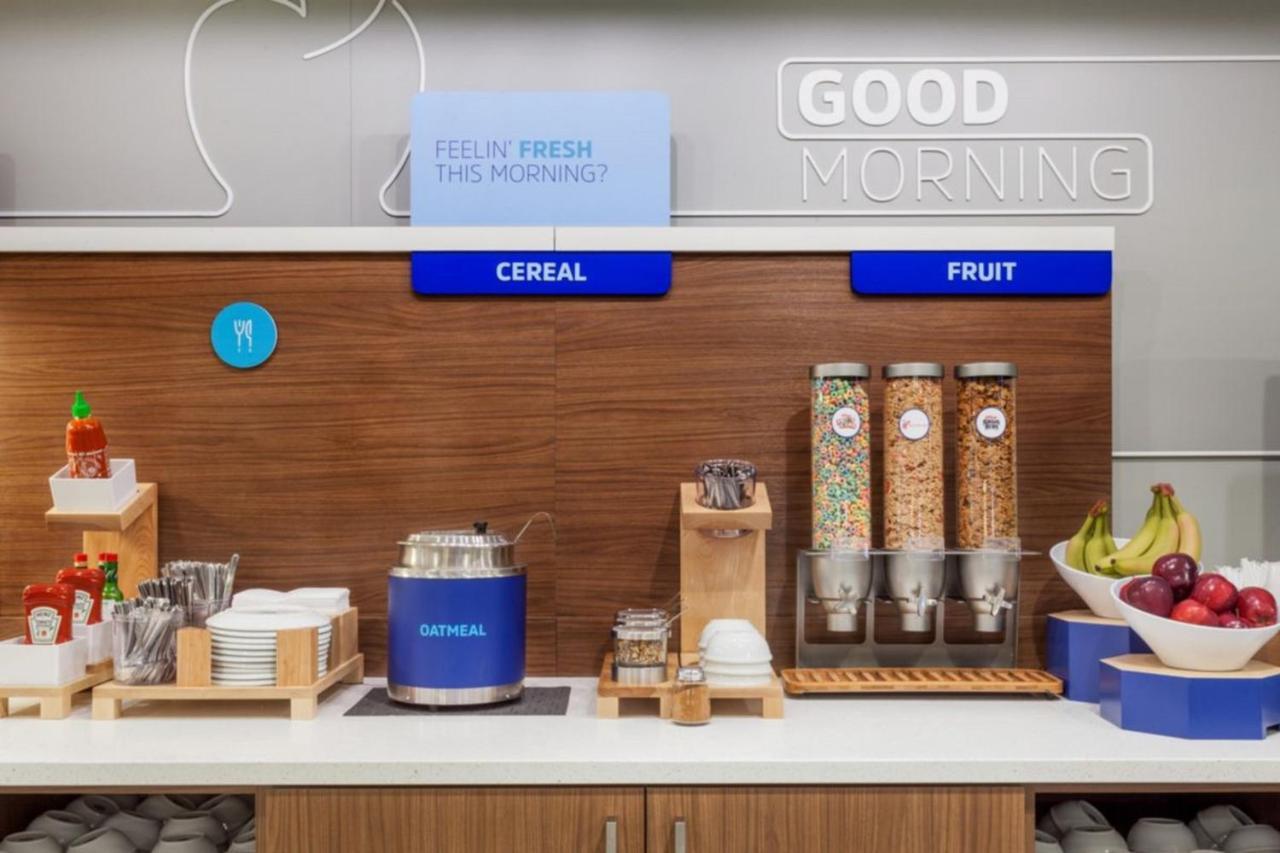 Holiday Inn Express & Suites - Milwaukee West Allis By Ihg מראה חיצוני תמונה