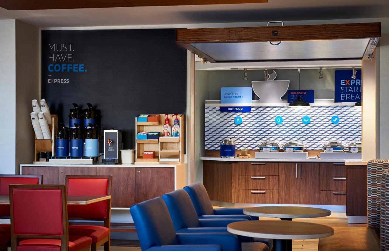 Holiday Inn Express & Suites - Milwaukee West Allis By Ihg מראה חיצוני תמונה