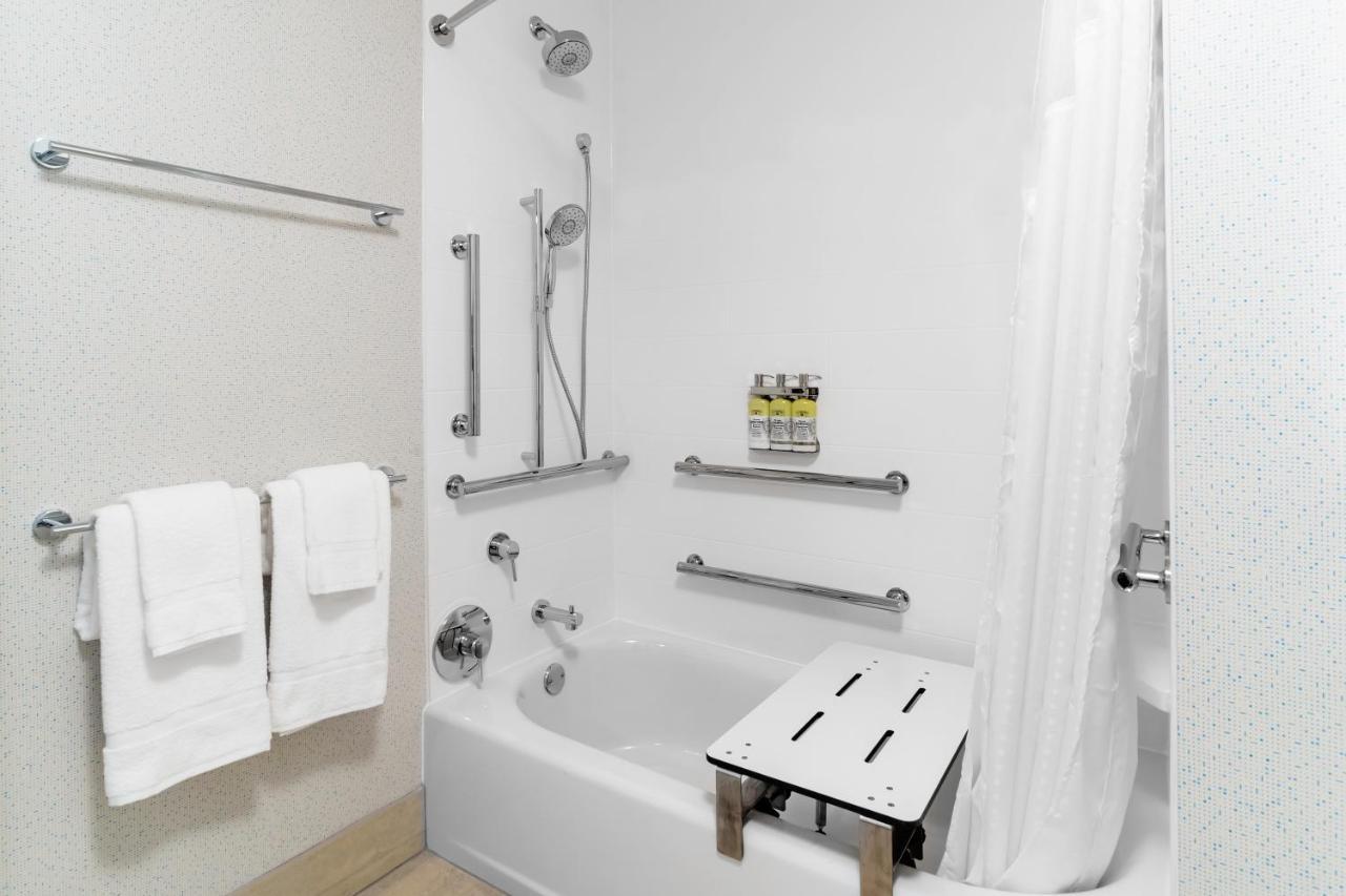 Holiday Inn Express & Suites - Milwaukee West Allis By Ihg מראה חיצוני תמונה